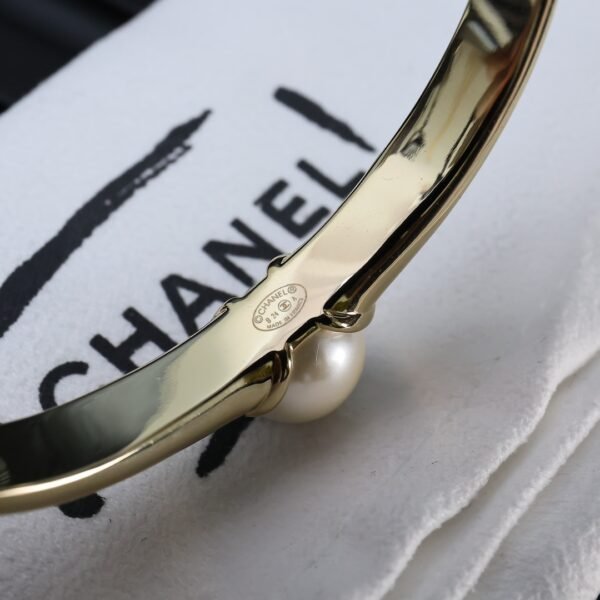 Retro Black and White enamel double C button gold Bracelet.JW01 - Image 4