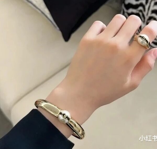 Retro Black and White enamel double C button gold Bracelet.JW01 - Image 8