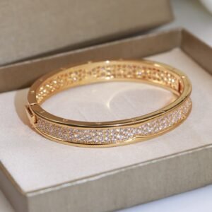 Brilliant-cut diamond that shine brightly, sub gold material electroplated with 18K gold.JW01