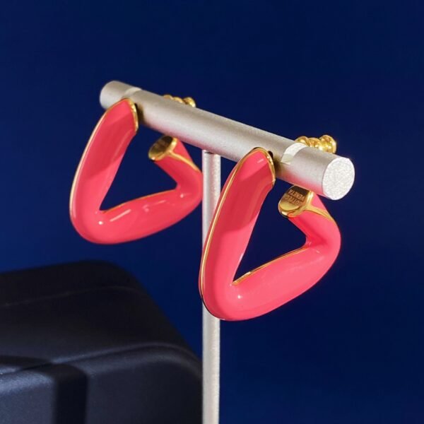 Three-dimensional geometric enamel glaze triangle earrings.JW01
