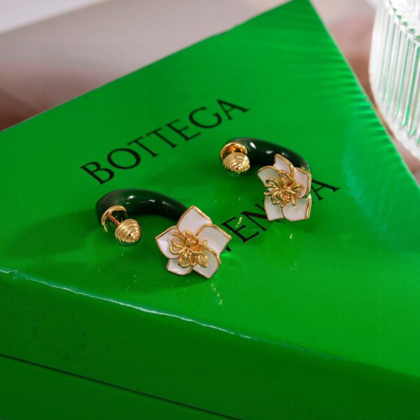Traditional look flower earrings. JW01