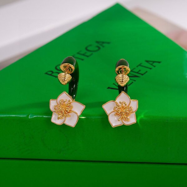 Traditional look flower earrings. JW01 - Image 2