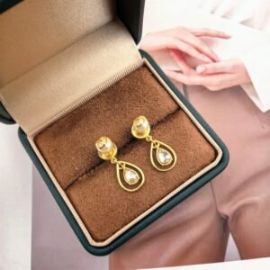 Golden Earrings with droplet shaped High quality crystal.JW01
