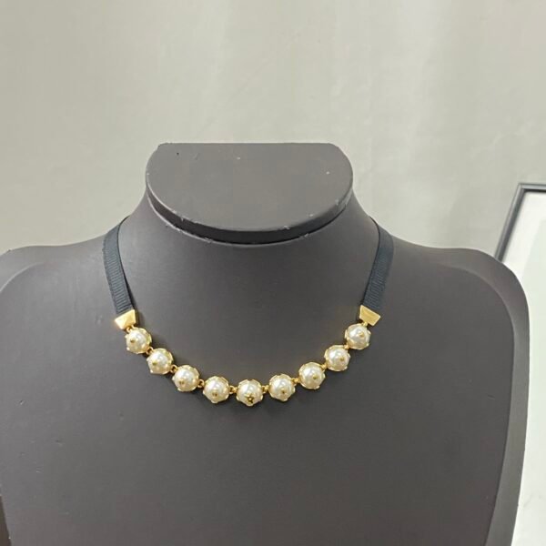 White Pearl Choker necklace one size.JW01