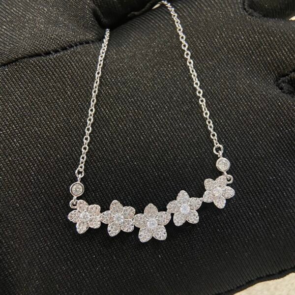 Five-flower Necklace with high carbon Diamonds.JW01