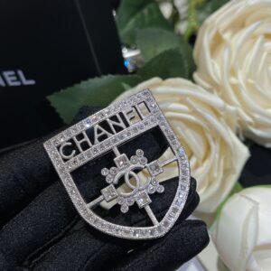 Classic Shield rhinestone Brooch. JW01