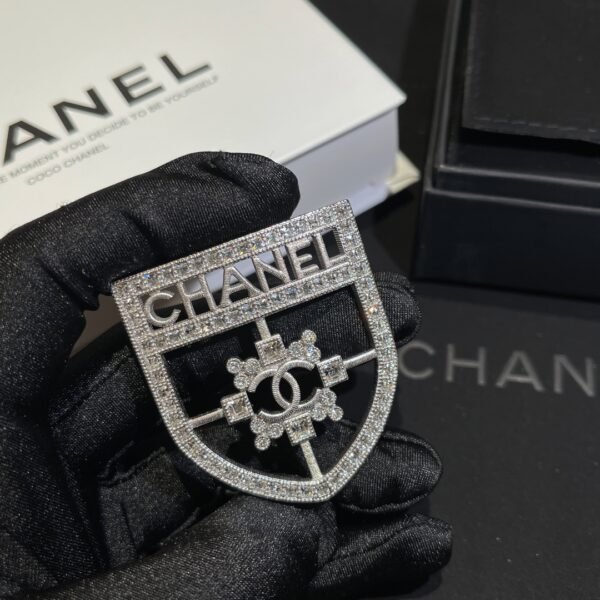 Classic Shield rhinestone Brooch. JW01 - Image 4