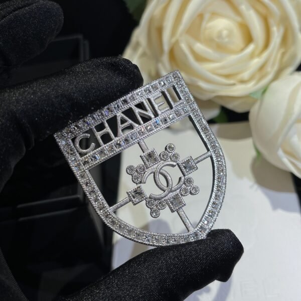Classic Shield rhinestone Brooch. JW01 - Image 5
