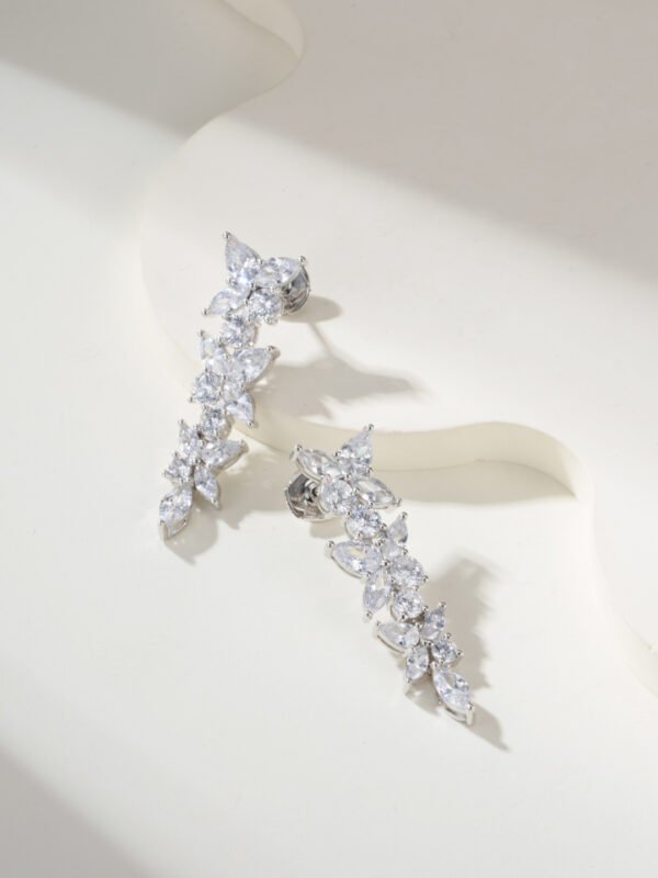 Brilliant Diamond Earrings, using marquis-cut Diamond + round diamonds .JW01