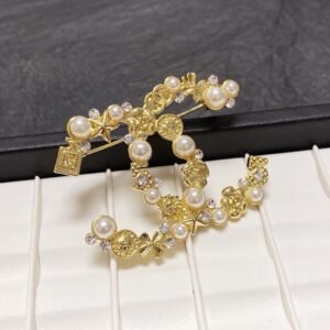 CC Brooch with pearls and diamonds .JW01