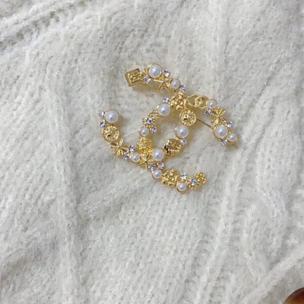 CC Brooch with pearls and diamonds .JW01 - Image 3