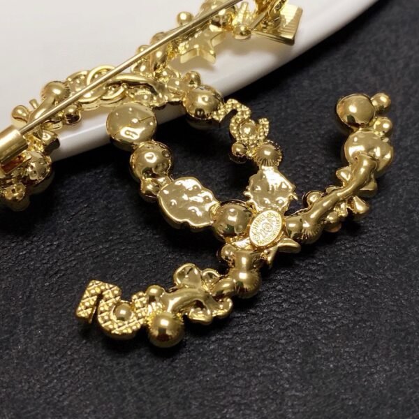 CC Brooch with pearls and diamonds .JW01 - Image 5