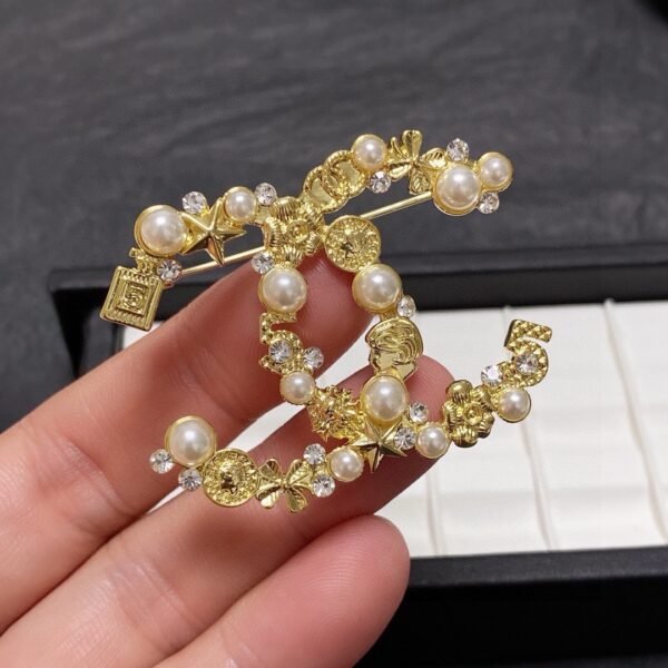 CC Brooch with pearls and diamonds .JW01 - Image 8