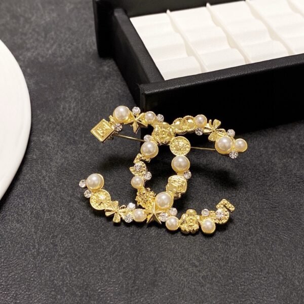 CC Brooch with pearls and diamonds .JW01 - Image 9