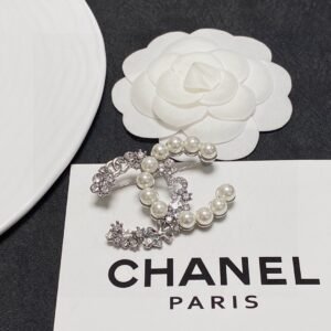 Silver Brooch with pearl and diamond CC .JW01