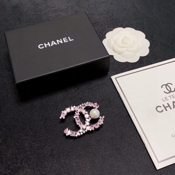 Pink diamond and freshwater pearl Brooch .JW01