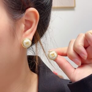 Round Pearl Stud earrings Black / White very durable .JW01