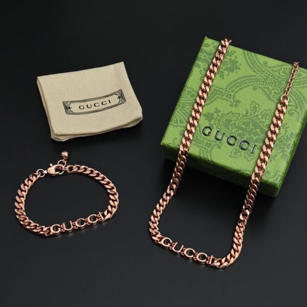 Logo engraved Golden chain Bracelet .JW01