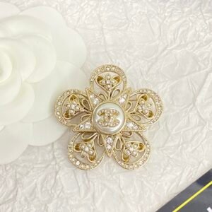 Flower shaped Pearl and Diamond Brooch .JW01