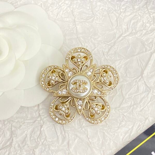 Flower shaped Pearl and Diamond Brooch .JW01