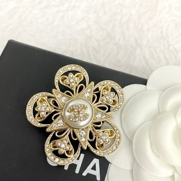 Flower shaped Pearl and Diamond Brooch .JW01 - Image 3