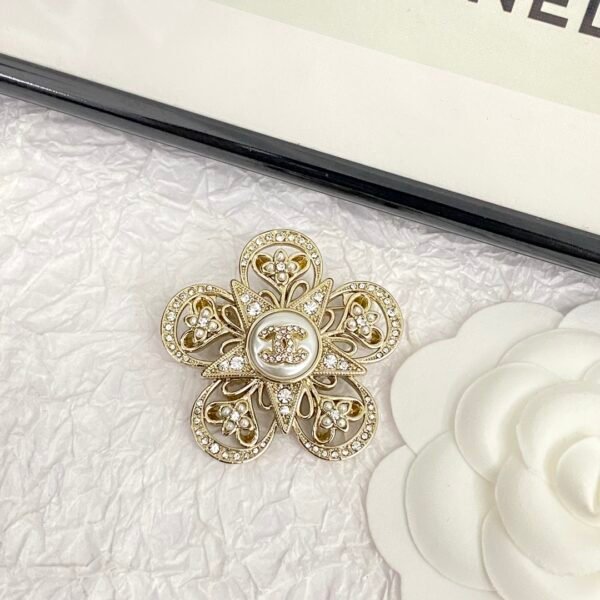 Flower shaped Pearl and Diamond Brooch .JW01 - Image 5