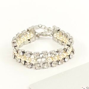 Bracelet covered with Diamonds, decorated with pearls in the middle .JW01