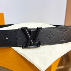 Black cowhide embossed with black buckle men's belt 4cm.