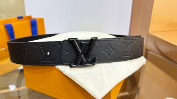 Black cowhide embossed with black buckle men's belt 4cm.