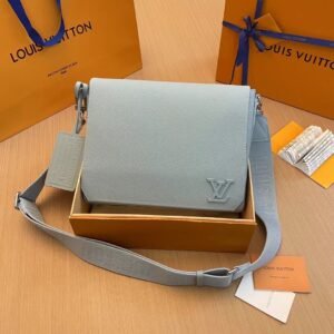 Aerogram Takeioff messenger Luxurious calfskin with subtle signature blue Handbag.