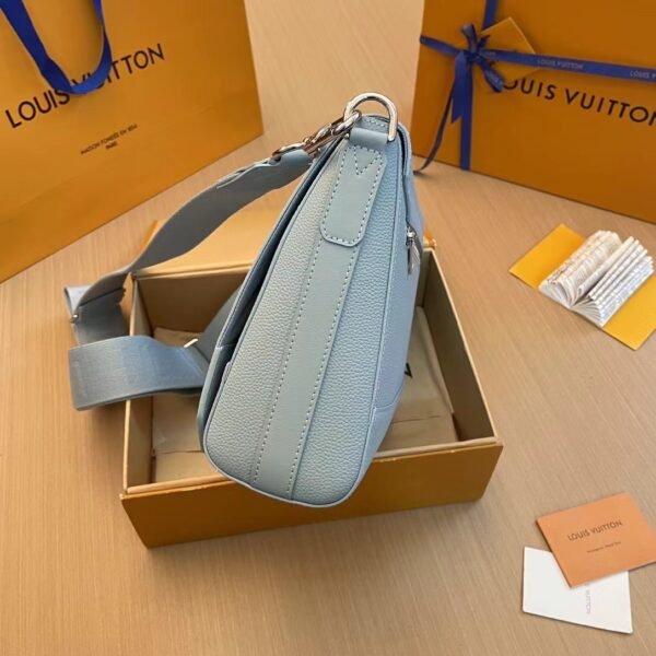 Aerogram Takeioff messenger Luxurious calfskin with subtle signature blue Handbag. - Image 3