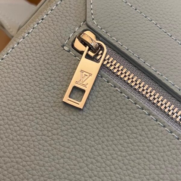 Aerogram Takeioff messenger Luxurious calfskin with subtle signature blue Handbag. - Image 4