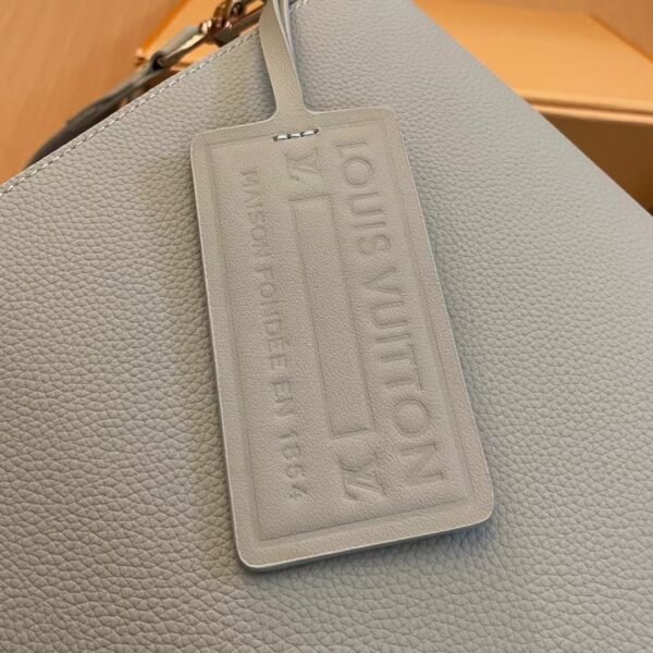 Aerogram Takeioff messenger Luxurious calfskin with subtle signature blue Handbag. - Image 5