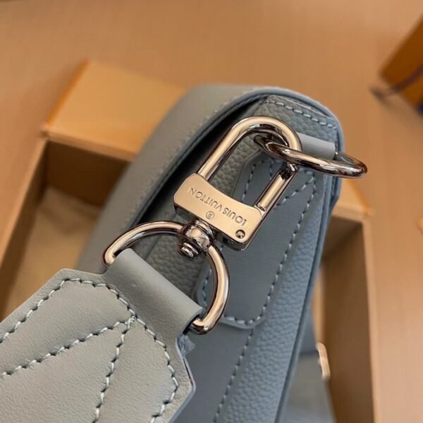 Aerogram Takeioff messenger Luxurious calfskin with subtle signature blue Handbag. - Image 6