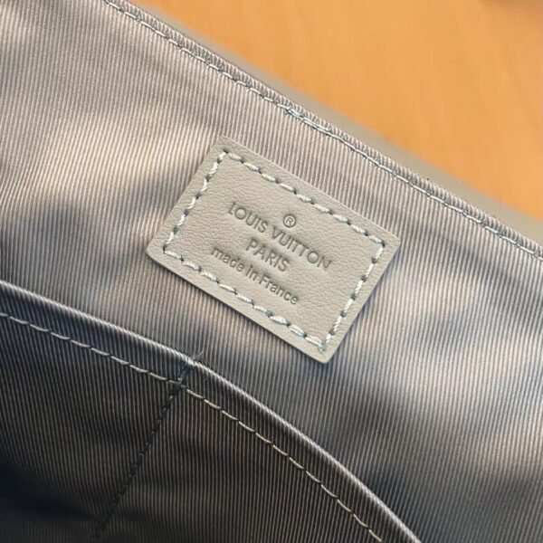 Aerogram Takeioff messenger Luxurious calfskin with subtle signature blue Handbag. - Image 8