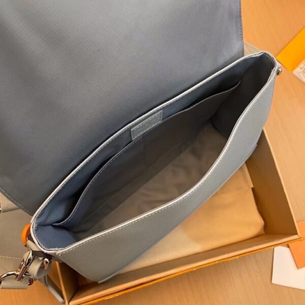 Aerogram Takeioff messenger Luxurious calfskin with subtle signature blue Handbag. - Image 9