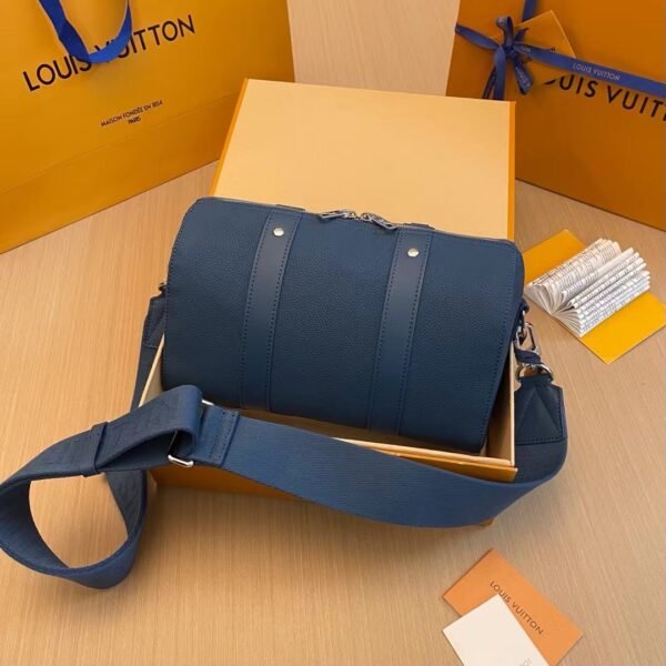 City Keepall handbag Soft Aerogram leather adjustable shoulder strap. BW01 - Image 2
