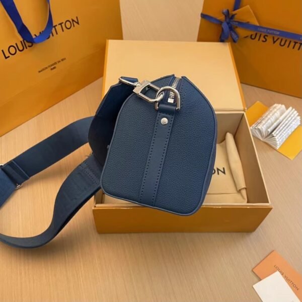 City Keepall handbag Soft Aerogram leather adjustable shoulder strap. BW01 - Image 3