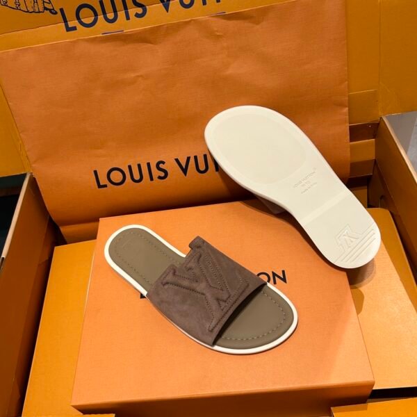 Open mould Portofino beach slippers made of imported soft grain cowhide print . - Image 7