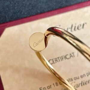 Alternative view of 18k gold-plated top-notch craftsmanship logo engraving is clear, 360 degrees.