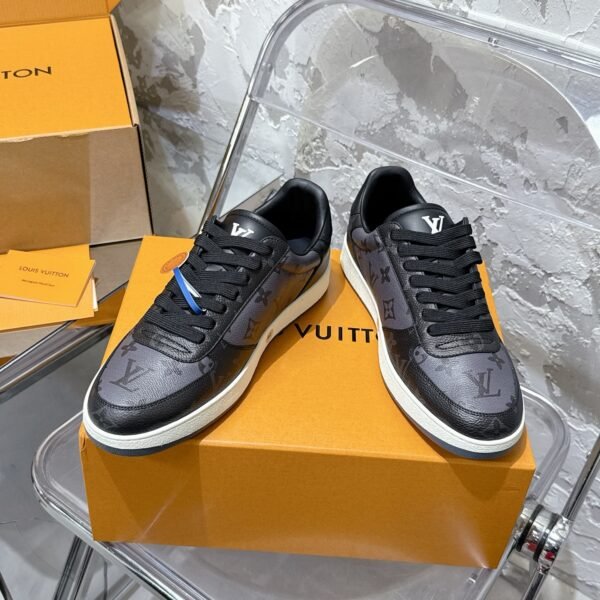 Rivoli low-top Skateboard shoes black leather trim, a white rubber outsole. - Image 3