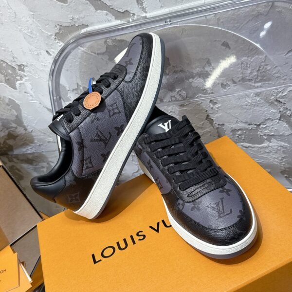 Rivoli low-top Skateboard shoes black leather trim, a white rubber outsole.