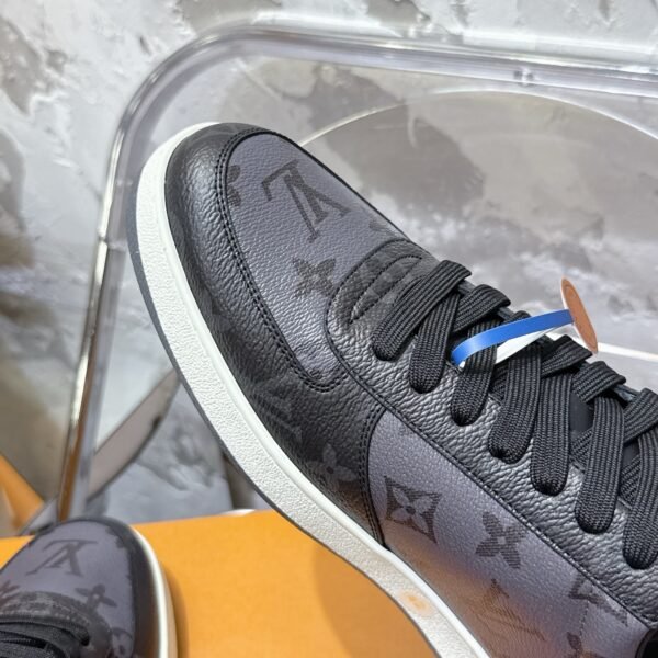 Rivoli low-top Skateboard shoes black leather trim, a white rubber outsole. - Image 2