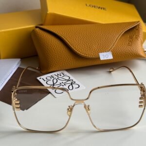 High-quality metal rimmed Golden frame, simple yet sophisticated rectangular glasses for women.