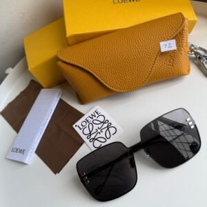 High-quality metal rimmed black frame, Black sophisticated rectangular sunglasses for women.