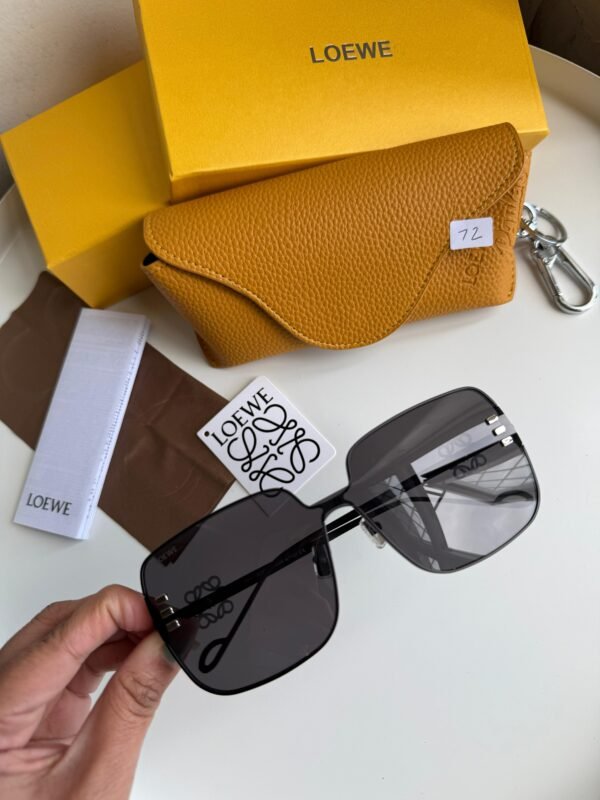 High-quality metal rimmed black frame, Black sophisticated rectangular sunglasses for women. - Image 3