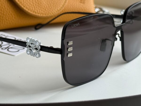 High-quality metal rimmed black frame, Black sophisticated rectangular sunglasses for women. - Image 2