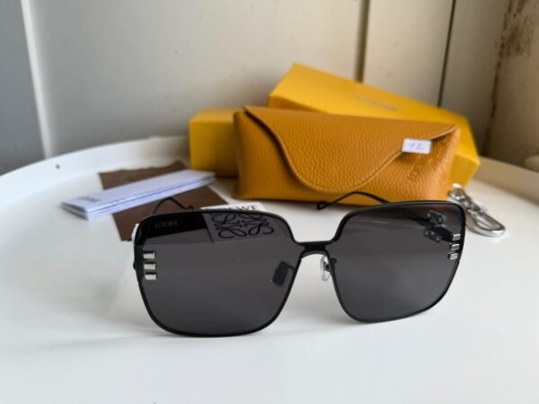 High-quality metal rimmed black frame, Black sophisticated rectangular sunglasses for women. - Image 9