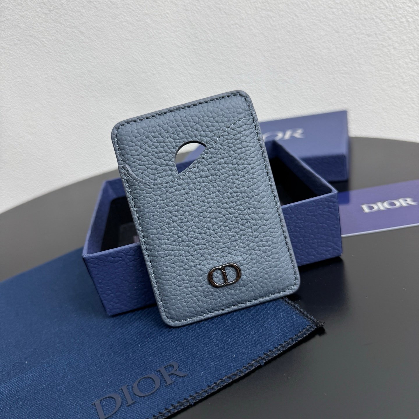 Saddle magnetic card holder Original embossed leather for MagSafe mobile phone case. - Image 3