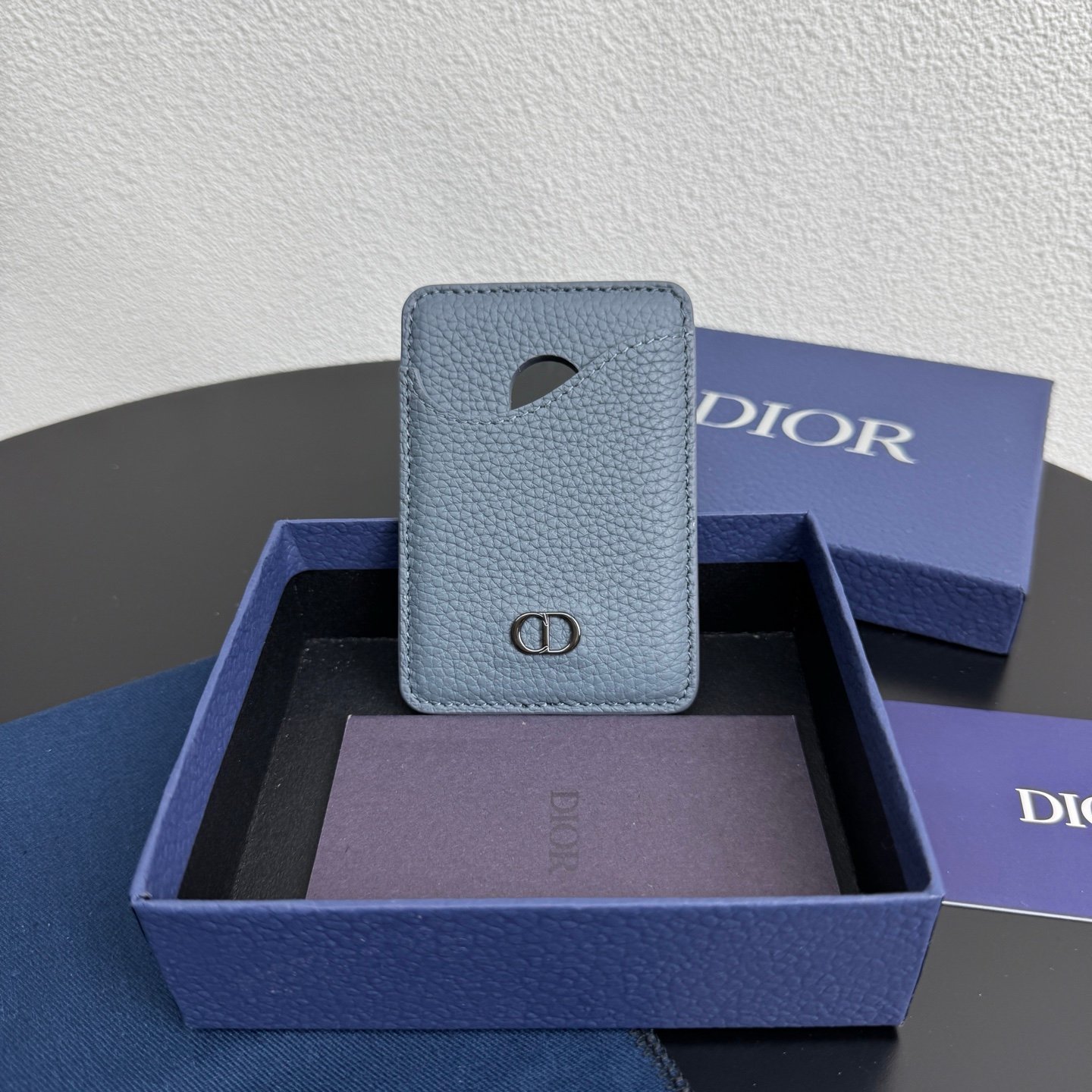 Saddle magnetic card holder Original embossed leather for MagSafe mobile phone case. - Image 4